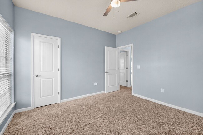 Building Photo - MOVE-IN SPECIAL!