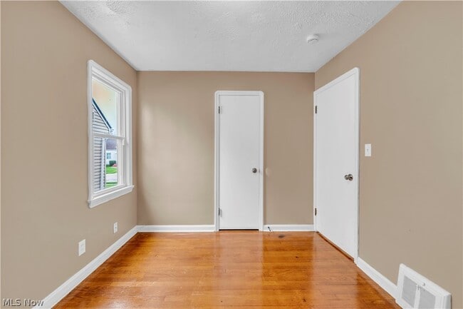Building Photo - 15901 Edgewood Ave