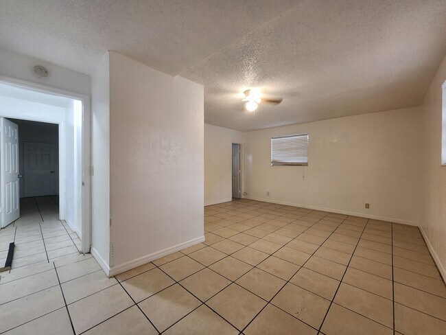 Building Photo - 4 Bedroom Single Family Home