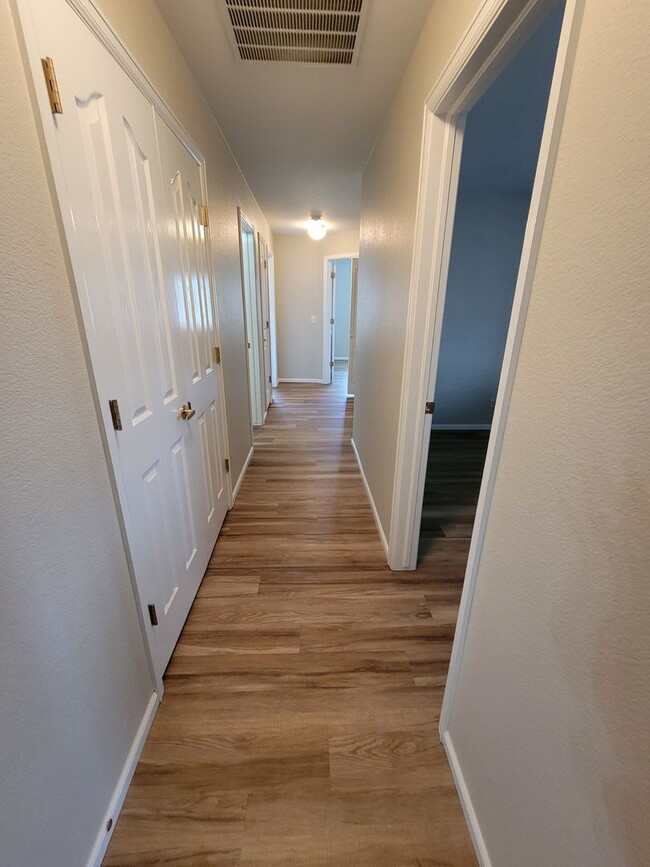 Building Photo - Spacious 2 bed, 2 bath townhome style cond...