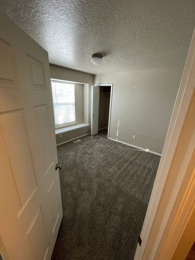 Building Photo - Ready Now / 4 Bed PLUS Large BONUS ROOM and 2.5 BA great spacious home!
