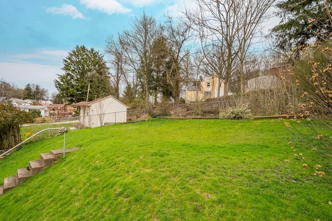 Building Photo - AVAILABLE JULY 1ST!! GORGEOUS 3 BED / 2 BATH HOME IN PENN HILLS!