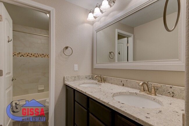 Building Photo - Beautiful home with 5 bedrooms, 4 bathroom...