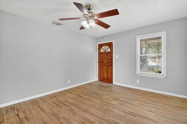 Building Photo - 11230 Blades- 3bed/1bath $1,195/month