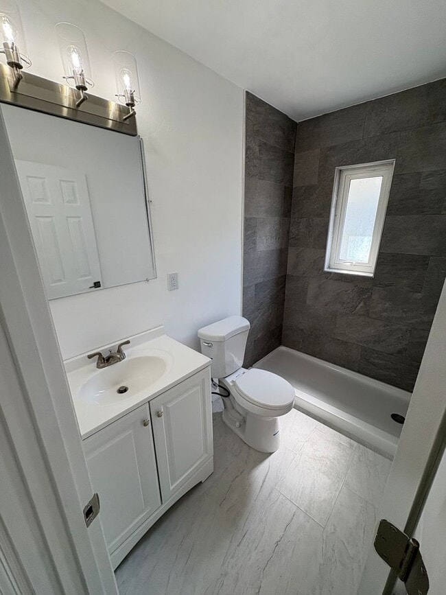 Building Photo - Tarpon Springs home close to downtown!