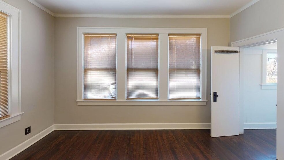 Building Photo - 710 E 86 Terrace