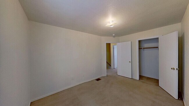 Building Photo - 2 WEEKS FREE RENT IN A 3 BEDROOM TOWNHOUSE AT $950!