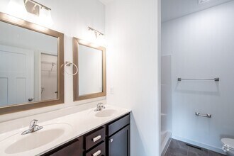 Building Photo - 4 bed 3 bath East side Iowa city!