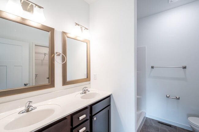 Building Photo - 4 bed 3 bath East side Iowa city!