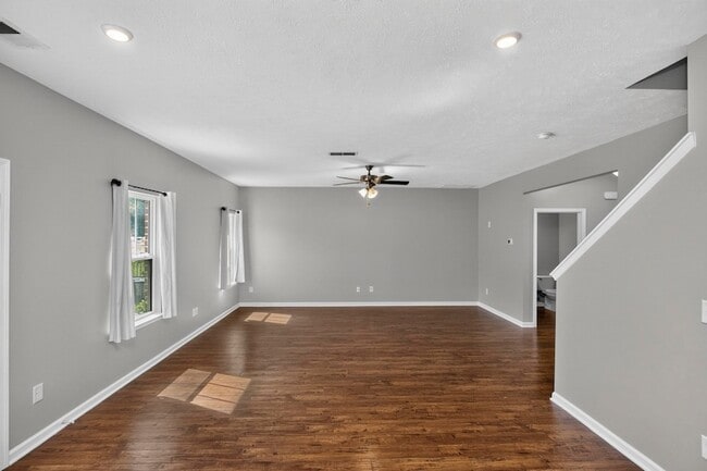 Building Photo - 520 Sunflower Dr