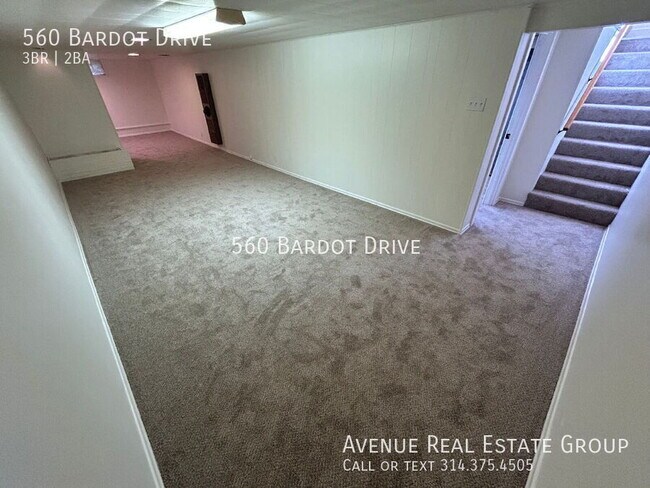 Building Photo - 560 Bardot Dr