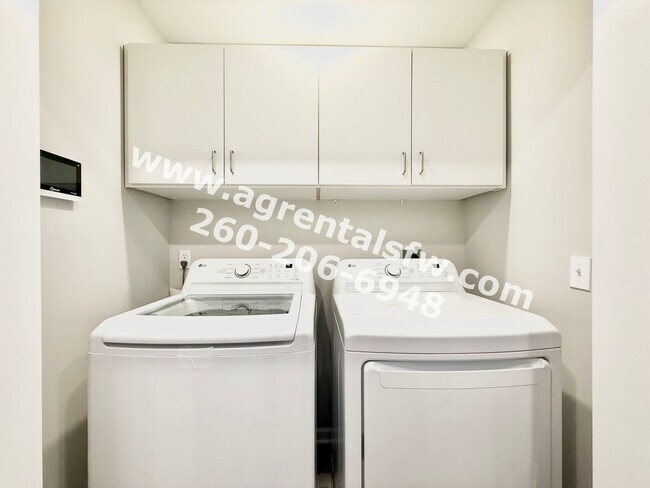 Building Photo - 3 Bedroom/ 1.5 Bath