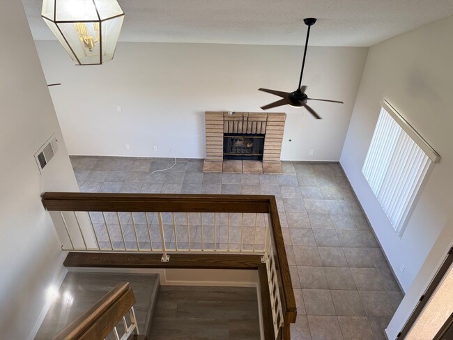 Building Photo - 3+2.5 Two Story in Tehachapi City