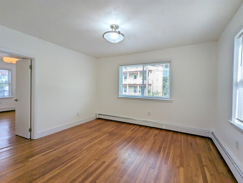 Building Photo - 320 Lowell St