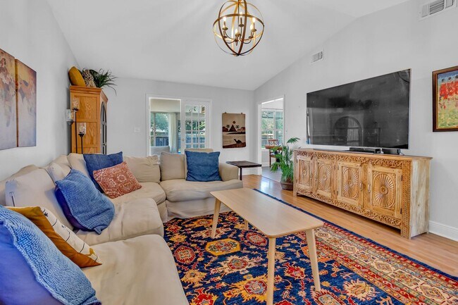 Building Photo - Bluewater Bay POOL Home!