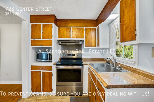 Building Photo - 728 Center St