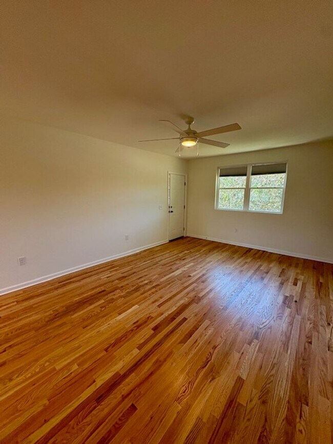 Building Photo - Newly Renovated Three Bedrooms Condo in South Windermere