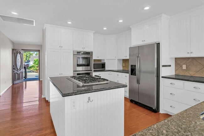 Building Photo - Beautiful detached home in Pacific Beach! ...