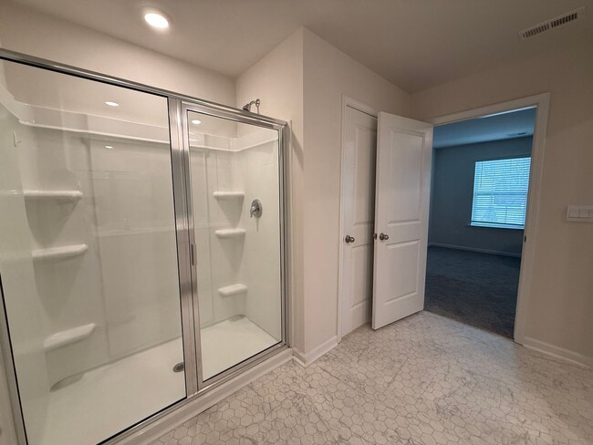 Building Photo - Spacious 5-Bedroom Home for Rent in The Falls – Modern, Comfortable, and Move-In Ready