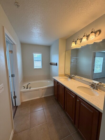 Building Photo - 1525 Cloverbay Ln