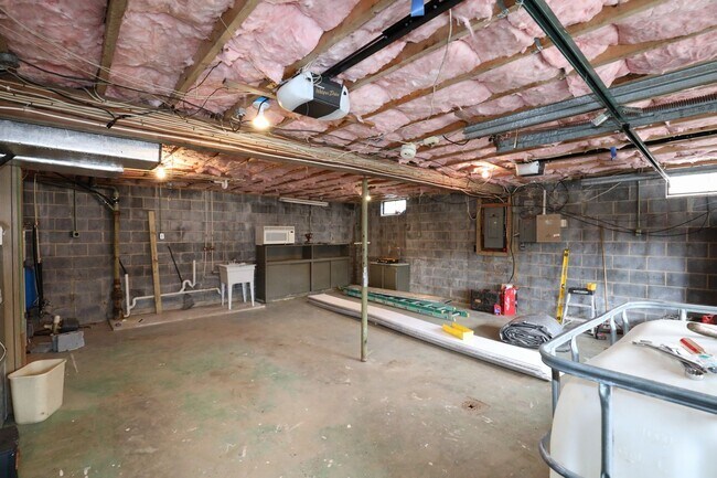 Building Photo - Charming 2-Bedroom Home with Spacious Yard & Sunroom – $1,600/Month