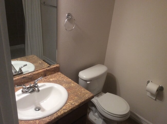 Building Photo - 5 BEDROOM, 4 BATHROOM TOWNHOUSE WITH 2 CAR...