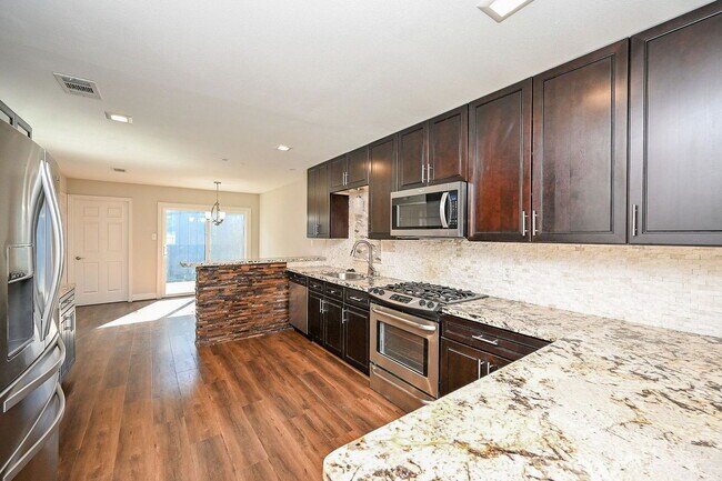 Building Photo - 414 Fox Briar Ln