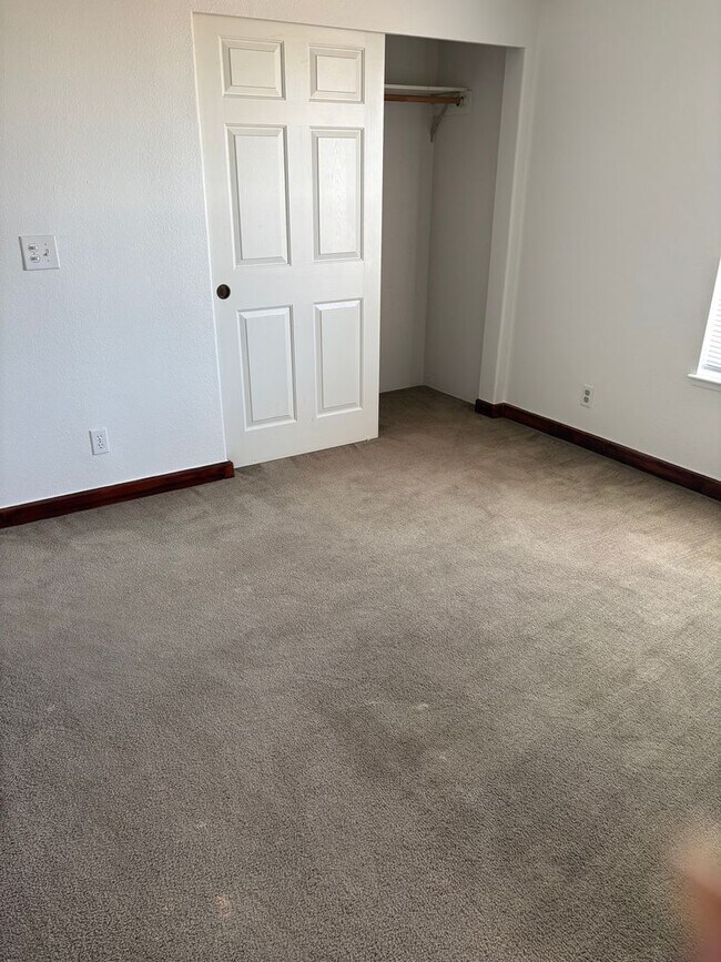 Building Photo - 4 Bedroom in Arboga! Available Now!