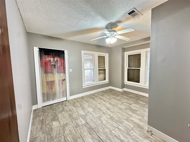 Building Photo - 3828 Avenue S 1/2