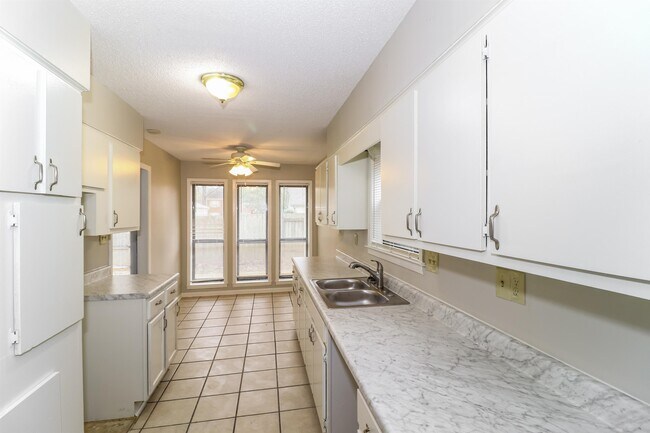 Building Photo - 1350 Brookside Dr