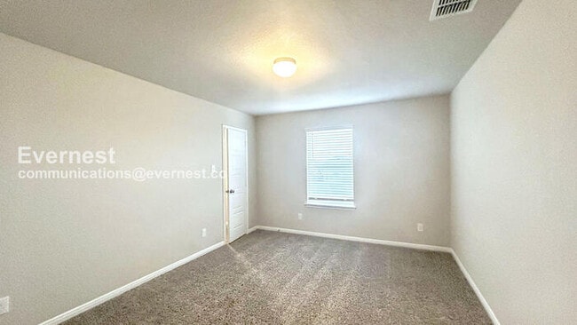 Building Photo - 5 Bed / 2 Bath Home with Fenced Yard & Garage / Pet-Friendly / Vouchers Accepted / Available Now!...