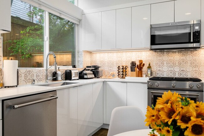 Building Photo - 620D 10th Ave E