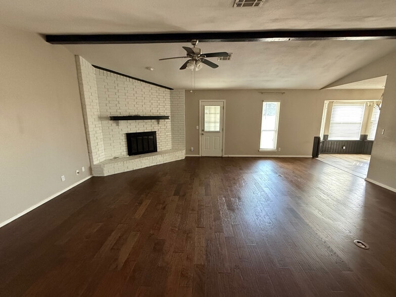 Building Photo - 3213 E Oakridge St