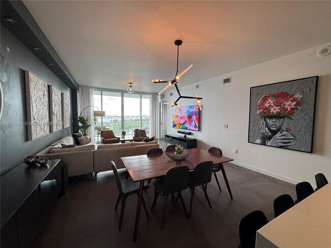 Building Photo - 2020 N Bayshore Dr