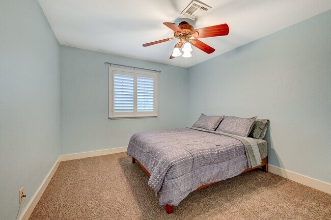 Building Photo - Charming 4 bedroom 3 bath fully furnished pool home in the heart of spring valley!