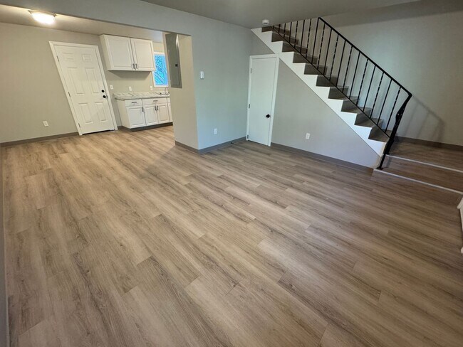 Building Photo - (248) 2 Bdrm / 1 Bath Town Home - Newly Remodeled