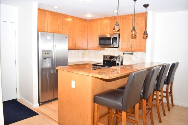 Building Photo - Flooring throughout 3 bd 2.5 ba Condo (San Diego, 92122)