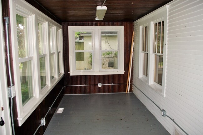 Building Photo - Charming 3 Bedroom Home Near West St. Paul!!