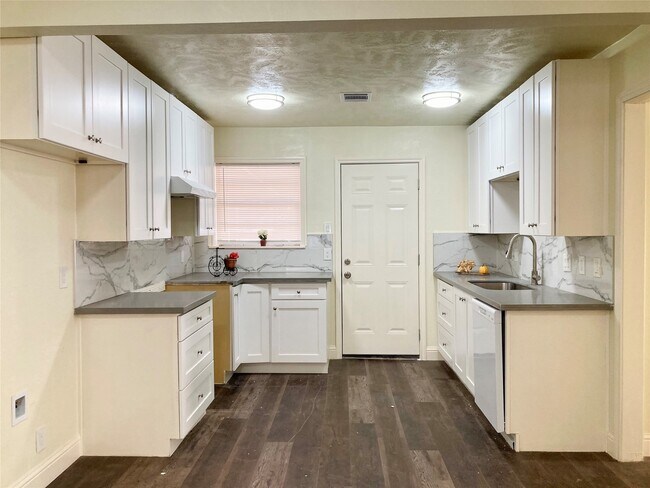 Building Photo - 10124 Homestead Rd