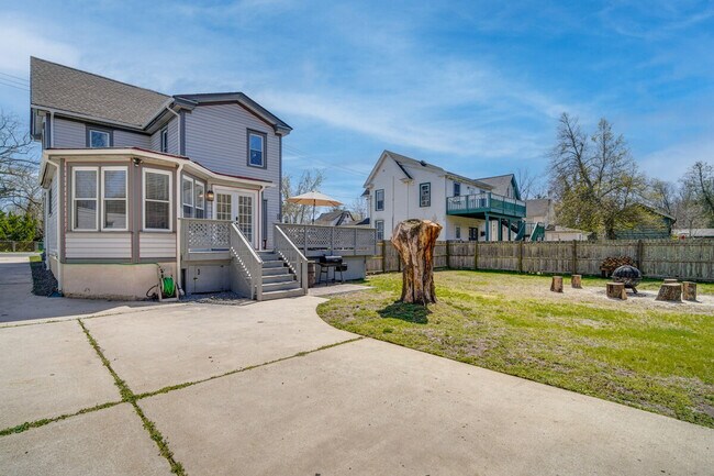 Building Photo - 6127 Longwood Ave