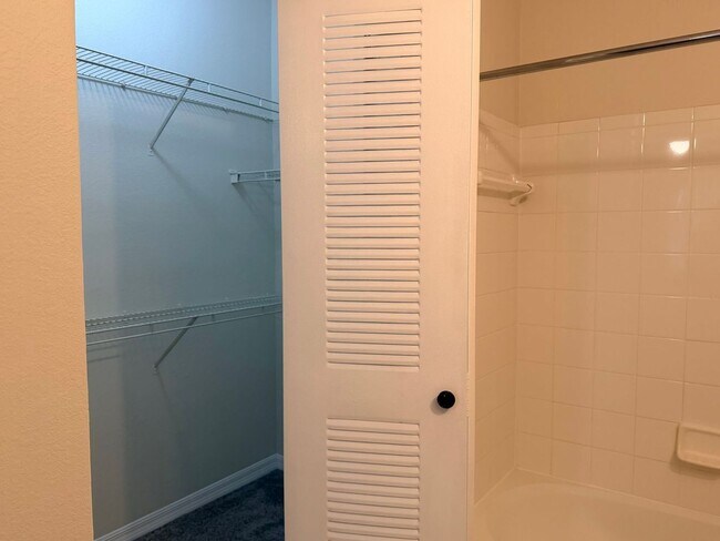 Building Photo - 2025 Erving Cir