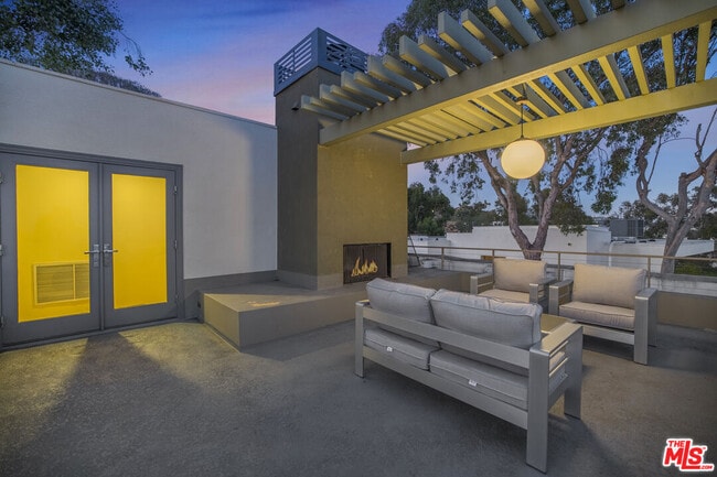 Building Photo - 9892 Beverly Grove Dr