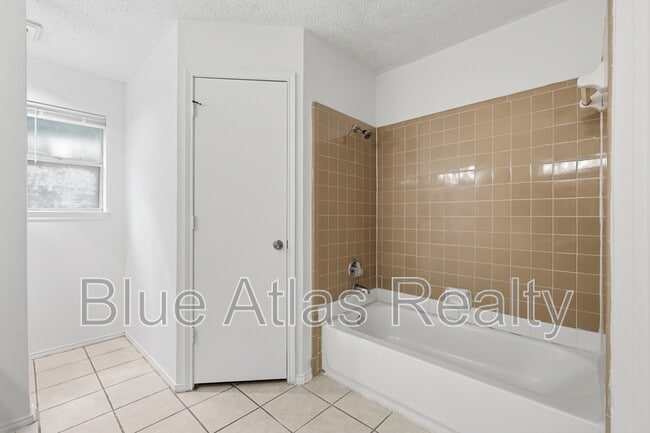 Building Photo - 4101 Gentle Springs Dr