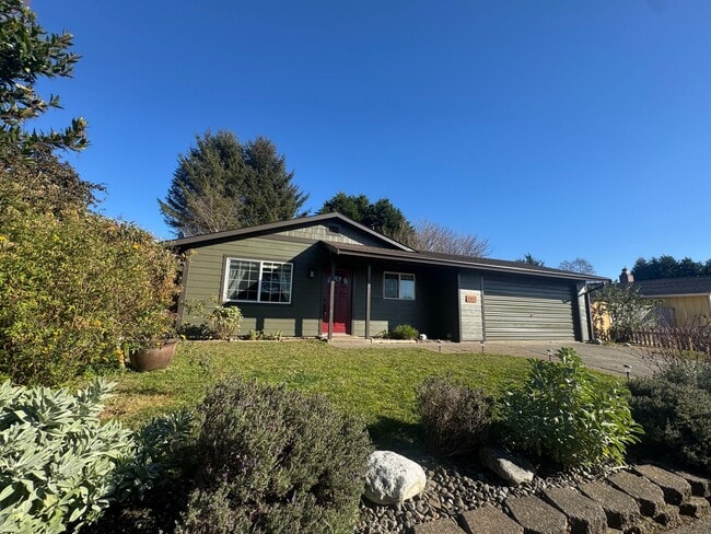 Building Photo - Great YARD! Charming 3 Bedroom / 2 Bath Home with a garage and McKinleyville