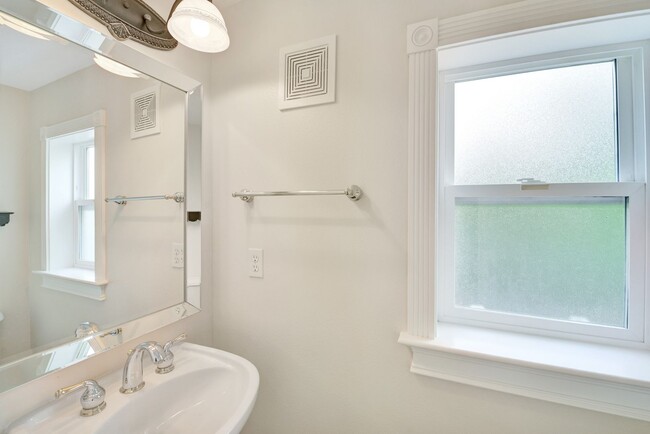 Building Photo - Rooftop Deck & Convenient Seattle Location