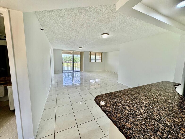Building Photo - 3001 W Rolling Hills Cir