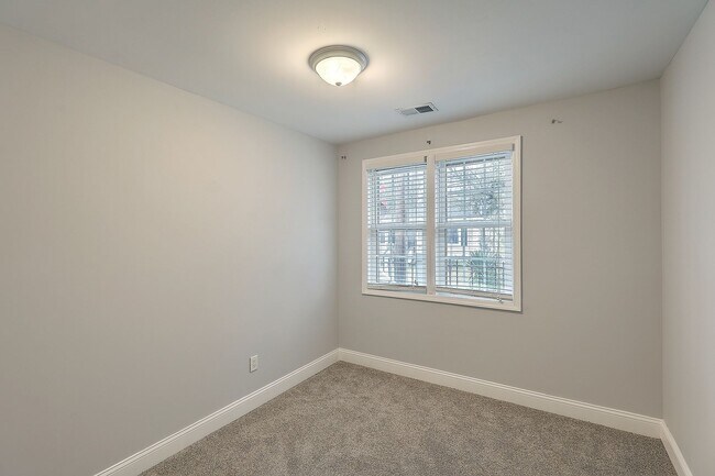 Building Photo - Renovated Home in the Heart of West Ashley!