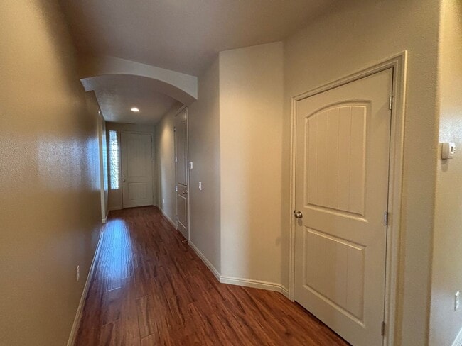 Building Photo - SPACIOUS HOME FOR RENT!