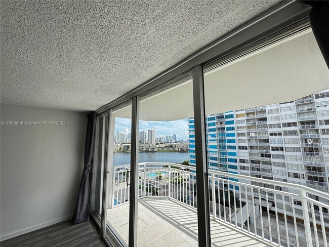 Building Photo - 18051 Biscayne Blvd