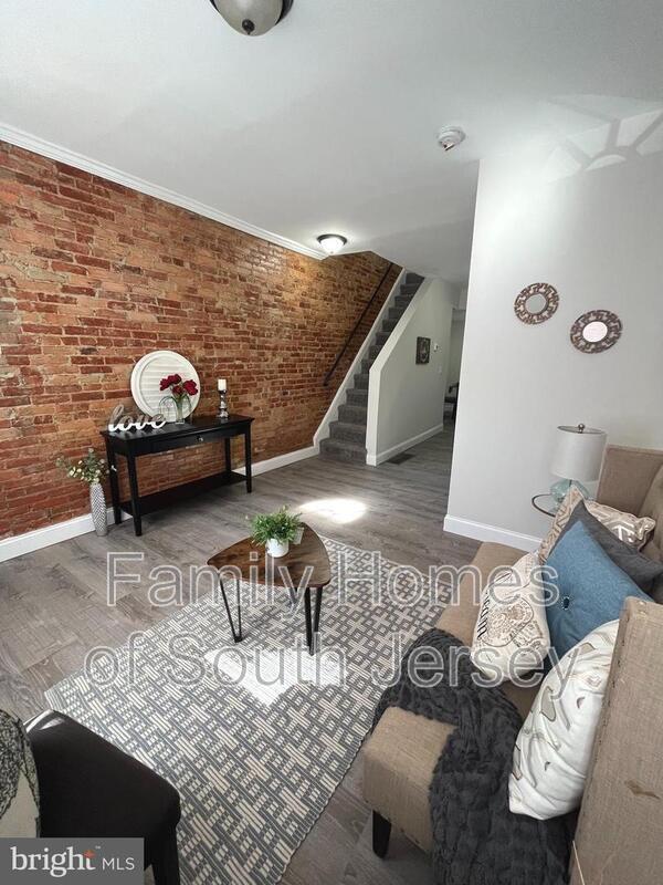 Building Photo - 3205 Latona St